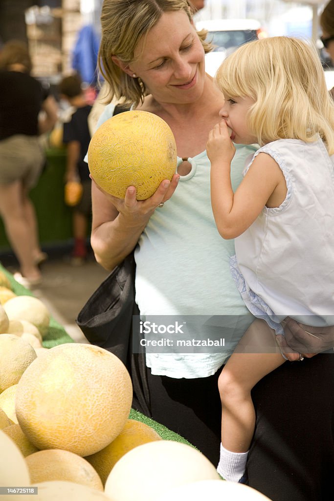 Mangiare melone - Foto stock royalty-free di Bambino