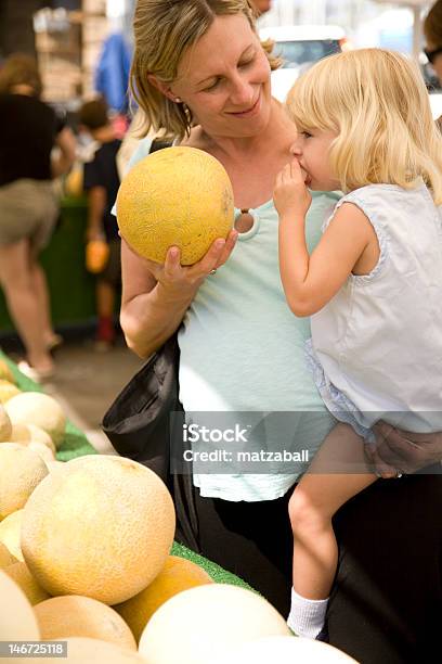 Mangiare Melone - Fotografie stock e altre immagini di Bambino - Bambino, Giallo, Mangiare