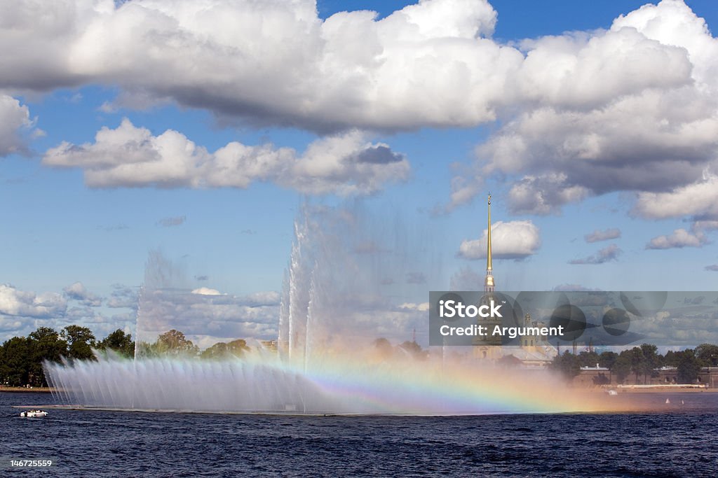 Fontaine avec un arc-en-ciel - Photo de Arc en ciel libre de droits