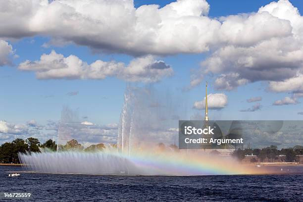 Fontana Con Un Arcobaleno - Fotografie stock e altre immagini di Acqua - Acqua, Ambientazione esterna, Arcobaleno