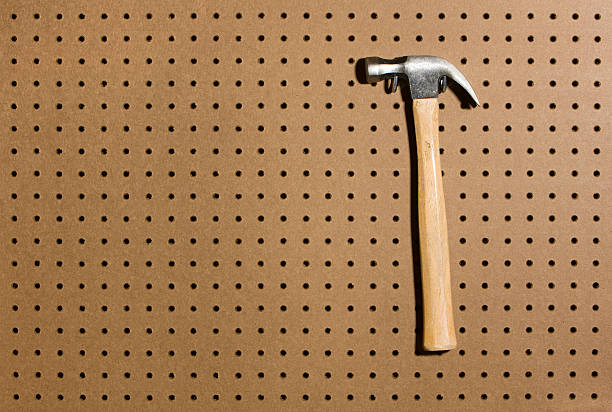 hammer auf stecktafel - pegboard stock-fotos und bilder