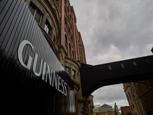 icónica cervecería guinness en dublín - guinness fotografías e imágenes de stock