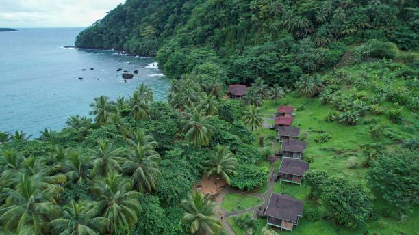 luftaufnahme vom inhame resort in sao tome, afrika - sao tome and principe stock-fotos und bilder