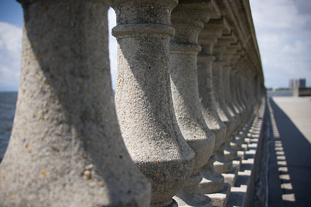 bayshore seawall dettaglio - sea defence concrete foto e immagini stock