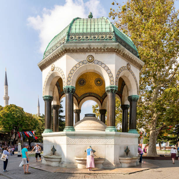 fontana tedesca, o alman cesmesi, fontana in stile gazebo nel vecchio ippodromo, o piazza sultanahmet, istanbul, turchia - istanbul people faucet turkey foto e immagini stock