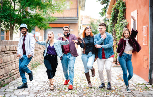 Cool trendy urban friends walking at old town acting crazy funny moves - Happy guys and girls having fun on city street with party travel mood - College students at university campus on bright filter amigos urbanos geniales y modernos caminando en el casco antiguo actuando movimientos locos y divertidos - chicos y chicas felices divirtiéndose en la calle de la ciudad con ambiente de viaje de fiesta - estudiantes universitarios en el campus universitar