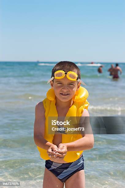 Menino No Mar - Fotografias de stock e mais imagens de Alegria - Alegria, Amarelo, Ao Ar Livre