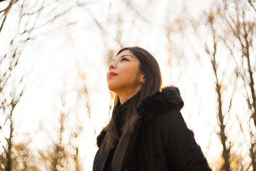 Portrait of Asian woman looking up at the sky.
Woman is in nature.
Japanese Models.