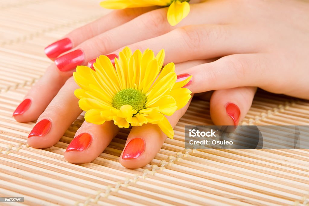 Atención para hermosa mujer las manos - Foto de stock de Amarillo - Color libre de derechos