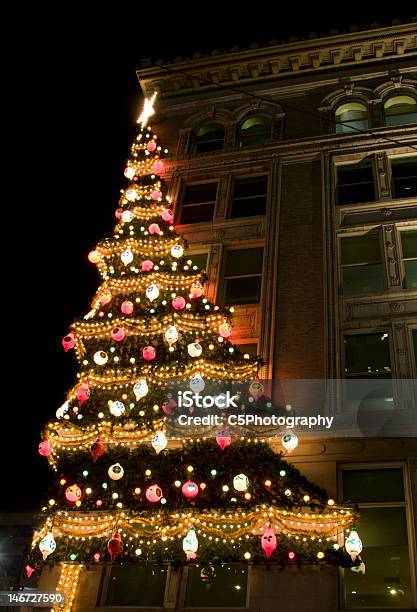 Choinka Na Miasto Budynek - zdjęcia stockowe i więcej obrazów Bez ludzi - Bez ludzi, Bombka, Boże Narodzenie