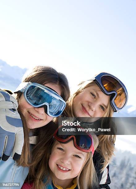 Jovem Sorridente Raparigas - Fotografias de stock e mais imagens de Ao Ar Livre - Ao Ar Livre, Atividades depois de esquiar, Azul