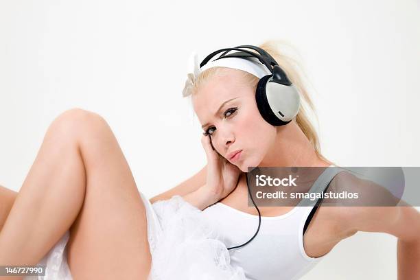 Sexy Frau Hören Musik Mit Kopfhörer Stockfoto und mehr Bilder von 20-24 Jahre - 20-24 Jahre, Attraktive Frau, Blondes Haar