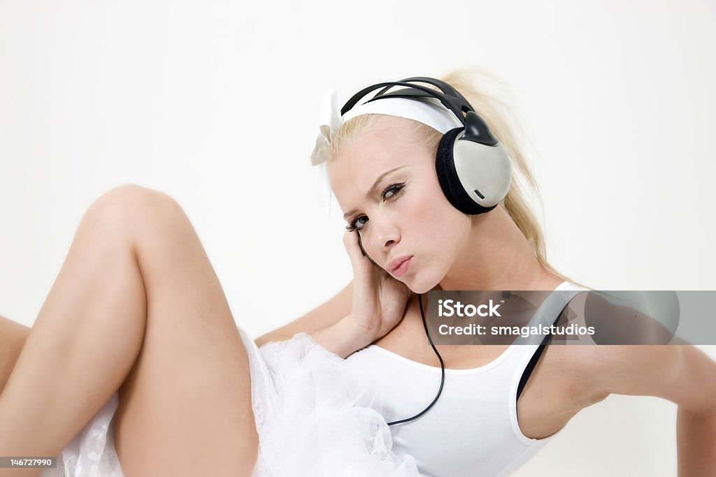 セクシーな女性の音楽を聞きながら、ヘッドフォン - 1人のロイヤリティフリーストックフォト