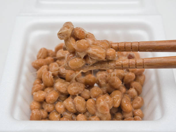 natto (fermented soybeans） - natto stockfoto's en -beelden