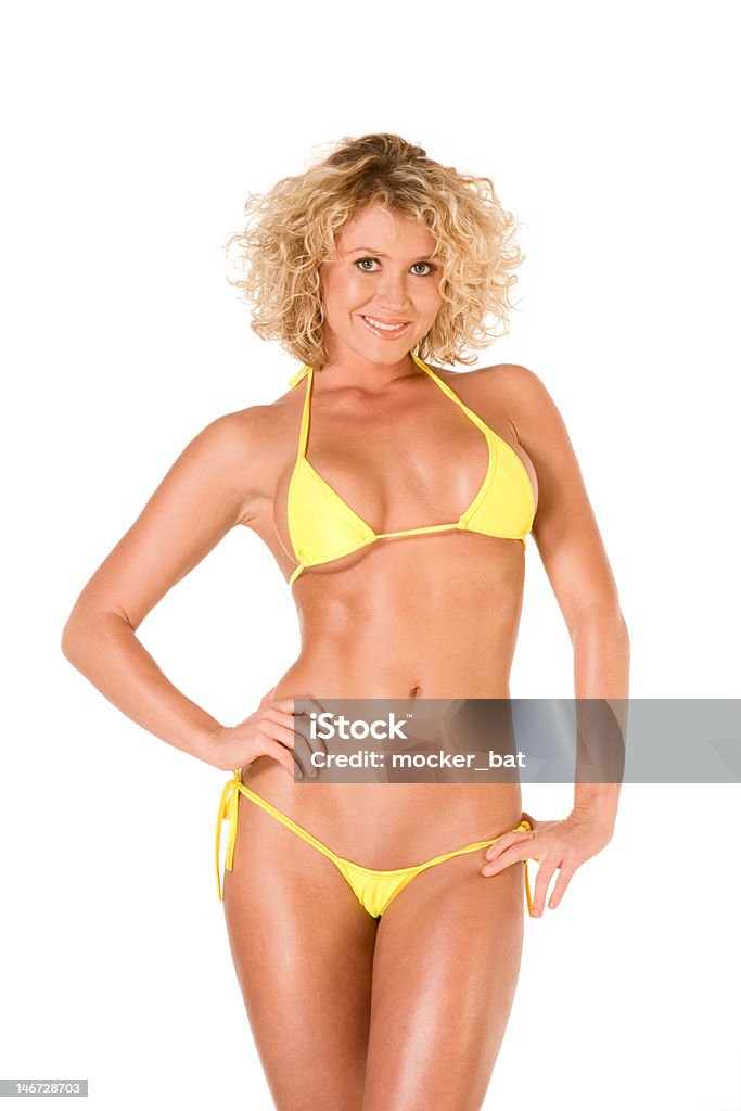 Sexy Blondes Junge Frau in Gelb knappe bikini - Lizenzfrei Bikini Stock-Foto