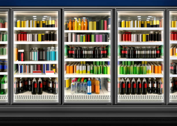 saftdosen und flaschen im kühlschrank im supermarkt - markt verkaufsstätte stock-fotos und bilder