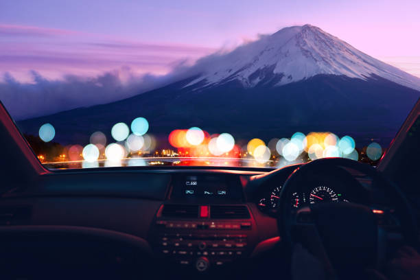 vista del coche de transporte dentro de la cabina con la montaña fuji en japón viaje a través de la tecnología digital vr - color image car futuristic road trip fotografías e imágenes de stock