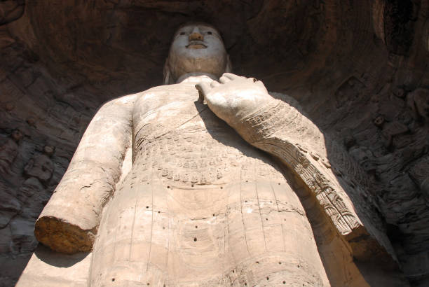 bouddha debout dans les grottes de yungang près de datong, chine - datong photos et images de collection