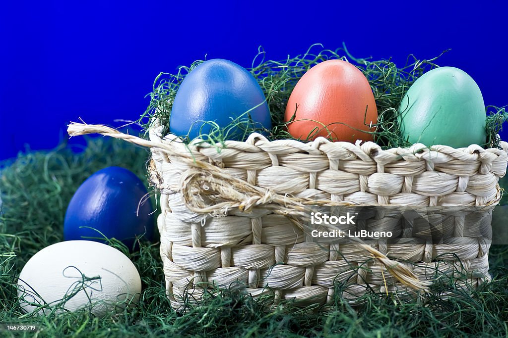 Cesta de pascua con huevos - Foto de stock de Arte y artesanía libre de derechos