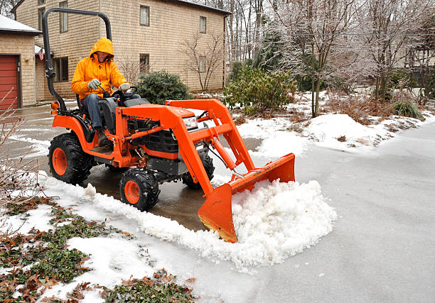 Homem Lavoura de neve e gelo - fotografia de stock