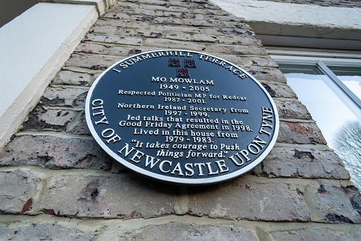 Newcastle upon Tyne, United Kingdom – January 30, 2023: Blue plaque in Newcastle upon Tyne, UK, commemorating UK politician Mo Mowlam, who led talks that resulted in the Good Friday Agreement.