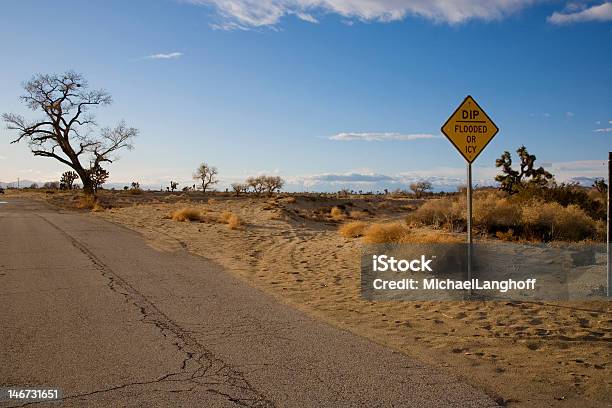 Road Sign In Der Wüste Stockfoto und mehr Bilder von Baum - Baum, Blau, Eis