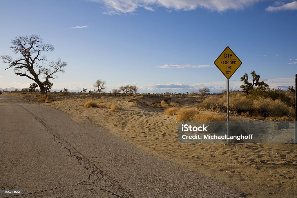 Znak drogowy w pustyni - Zbiór zdjęć royalty-free (Bez ludzi)