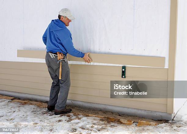 Foto de Carpenter Instalando Peças e mais fotos de stock de Tapume - Revestimento - Tapume - Revestimento, Instalar, Casa