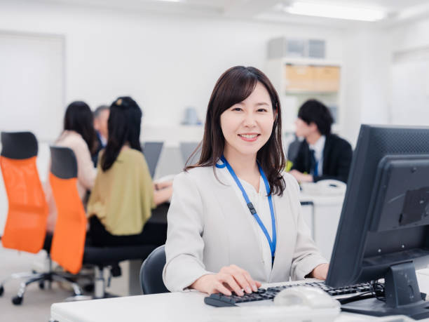 笑顔で机で働く女性 - human resources business people business person ストックフォトと画像