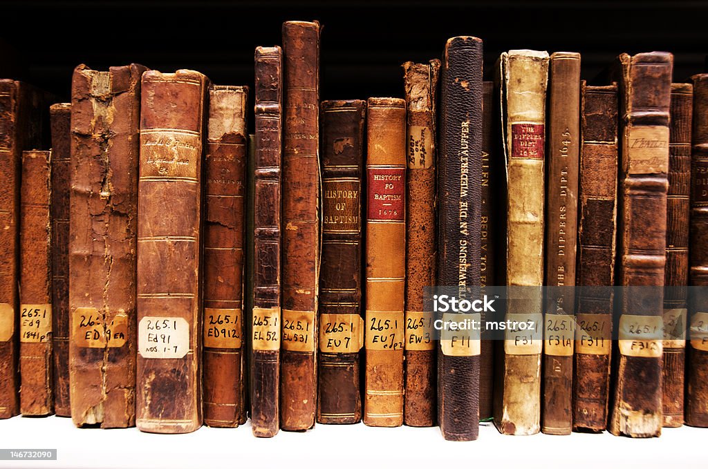 150 años de antigüedad antiguos libros religiosos - Foto de stock de Antigualla libre de derechos