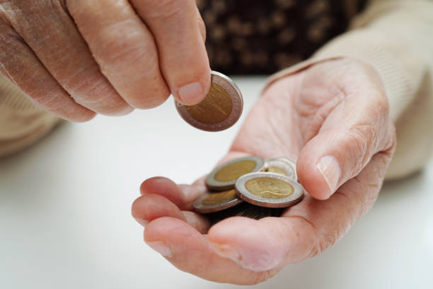 anciana jubilada contando monedas de dinero y preocupándose por los gastos mensuales y el pago de la cuota de tratamiento. - women poverty senior adult mature adult fotografías e imágenes de stock