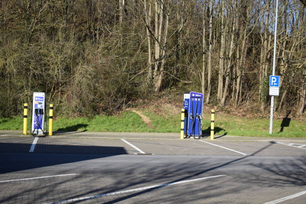 chargeurs de véhicules électriques sur un parking à moseltalbrücke - open country photos photos et images de collection