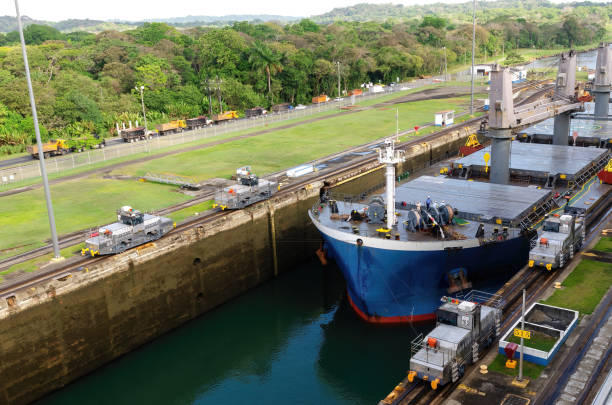 파나마 운하의 미라플로레스 갑문을 통과하는 두 척의 화물선 - panama canal panama canal construction 뉴스 사진 이미지