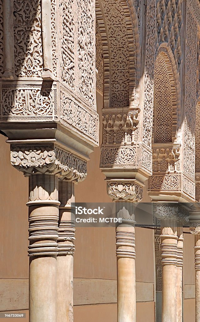 アルハンブラの柱 - アラビア風のロイヤリティフリーストックフォト