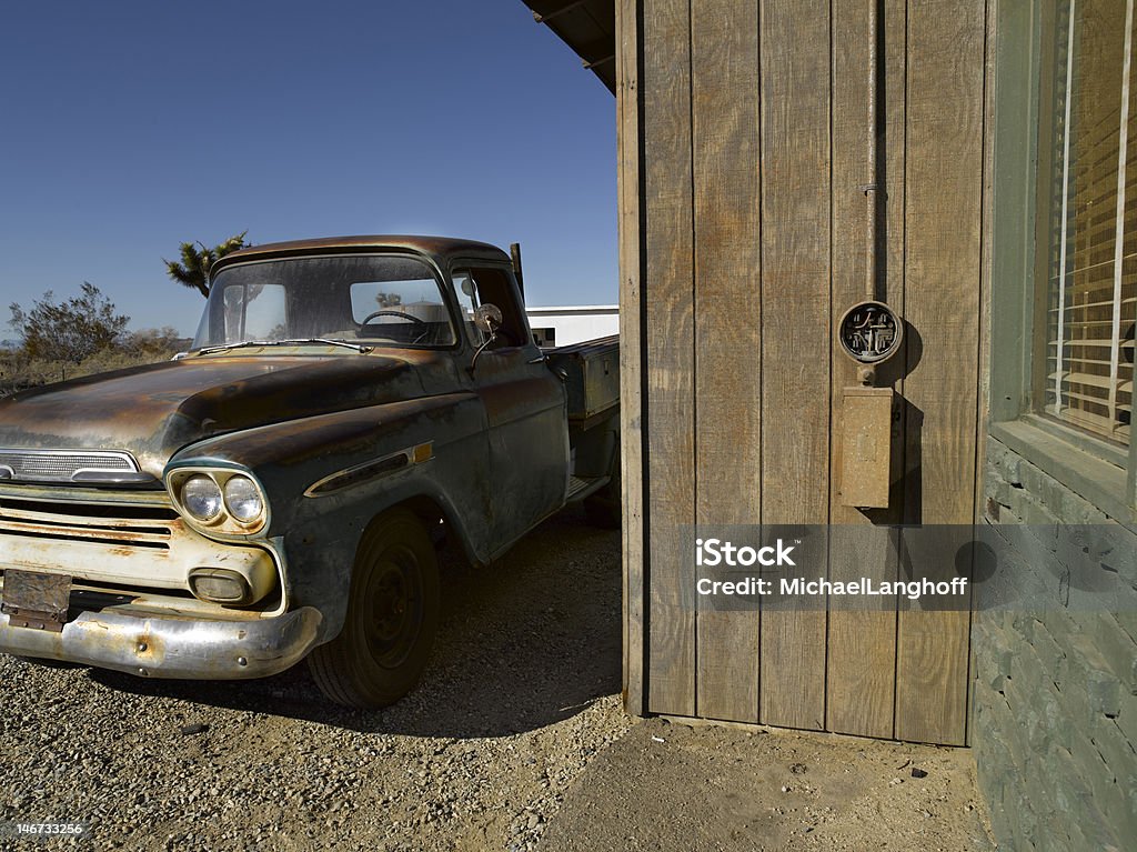 Coche viejo - Foto de stock de Casa libre de derechos