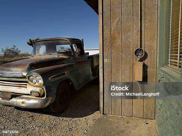 Coche Viejo Foto de stock y más banco de imágenes de Casa - Casa, Árbol de Josué, Camión de peso pesado