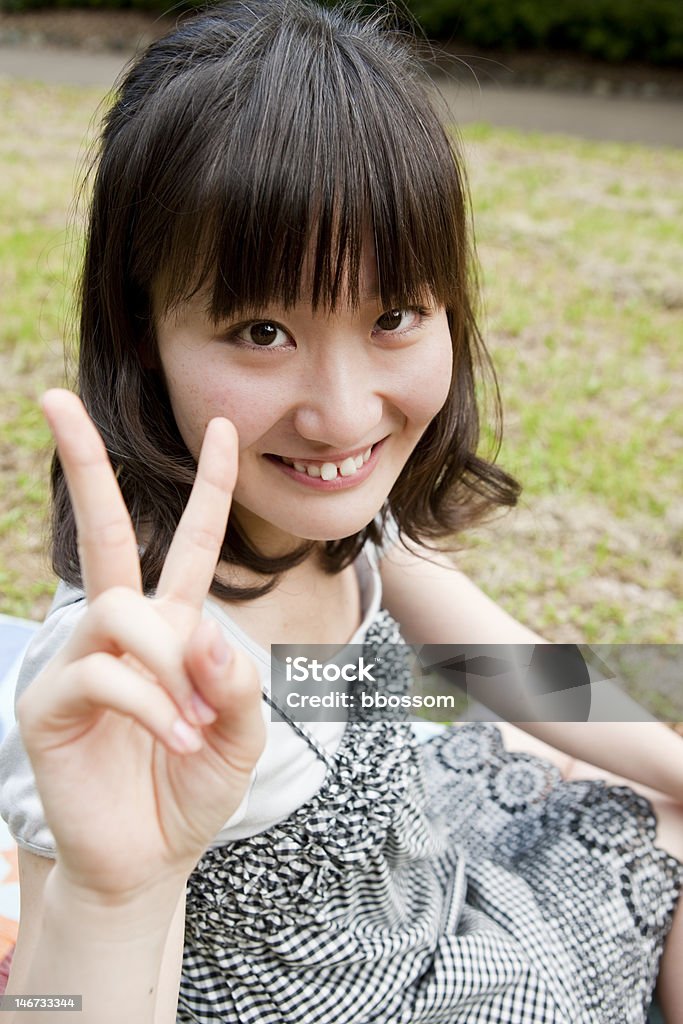 Ragazza giapponese è un segno di pace - Foto stock royalty-free di 18-19 anni