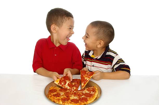 kinder essen pizza 5 und 6 jahre - 6 7 years stock-fotos und bilder