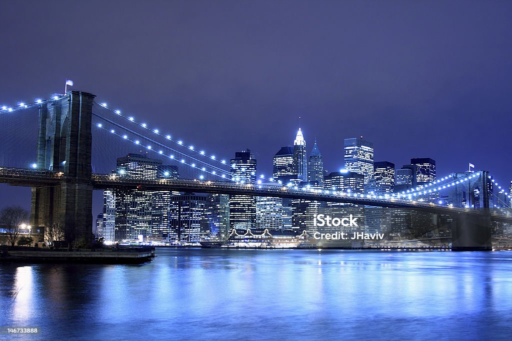Brooklyn Bridge i Manhattan skyline w nocy - Zbiór zdjęć royalty-free (Architektura)