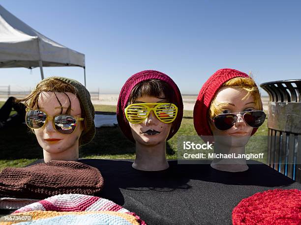 Photo libre de droit de Mannequin Marionnette Avec Chapeaux banque d'images et plus d'images libres de droit de Chapeau - Chapeau, Horizontal, Lumière du soleil