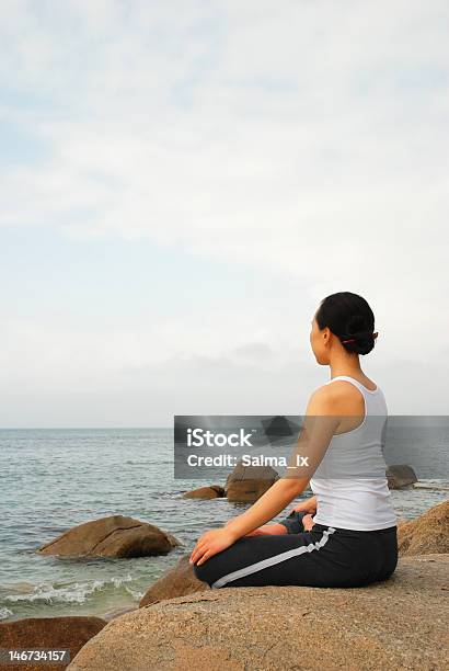 Yoga Meditación Foto de stock y más banco de imágenes de Actividades y técnicas de relajación - Actividades y técnicas de relajación, Adulto, Adulto joven