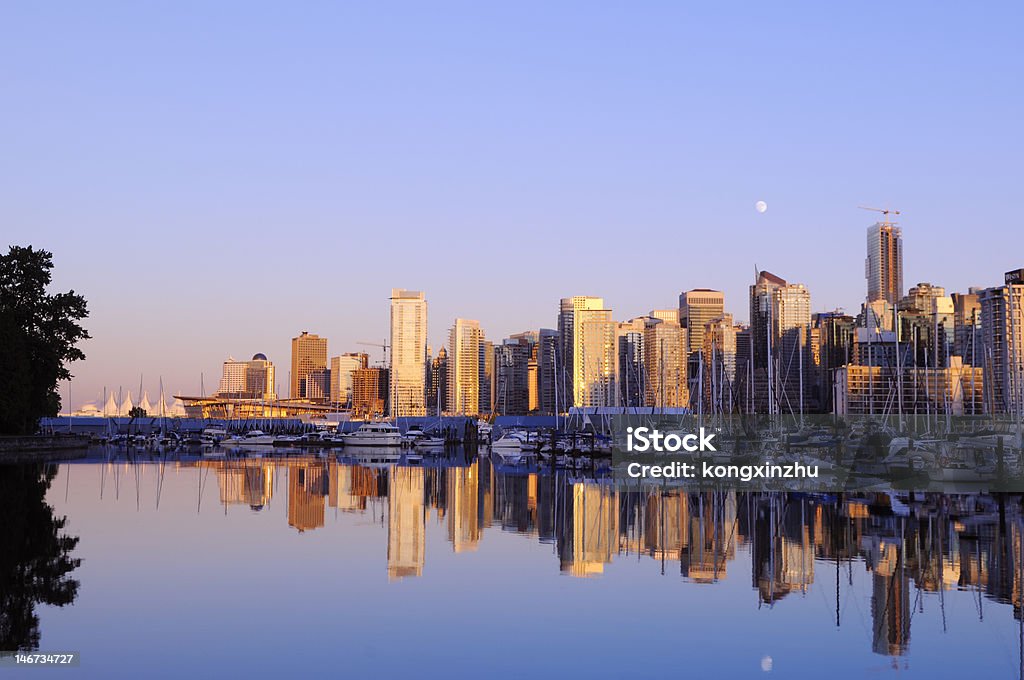 Vancouver ao pôr-do-sol e o surgir da lua - Foto de stock de Arquitetura royalty-free