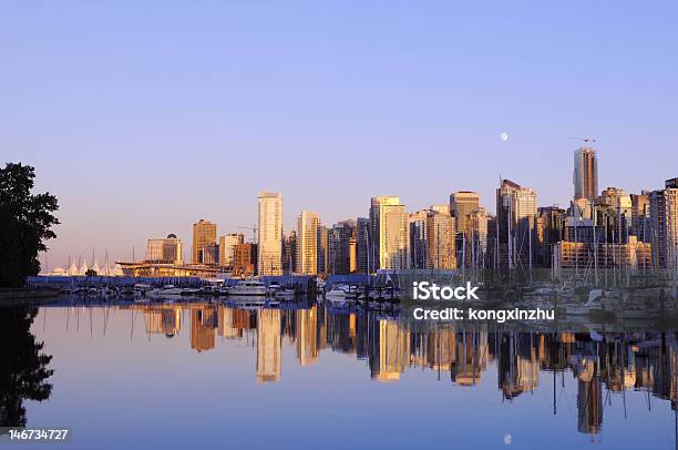 Foto de Vancouver Ao Pôrdosol E O Surgir Da Lua e mais fotos de stock de Arquitetura - Arquitetura, Arranha-céu, Arranjar