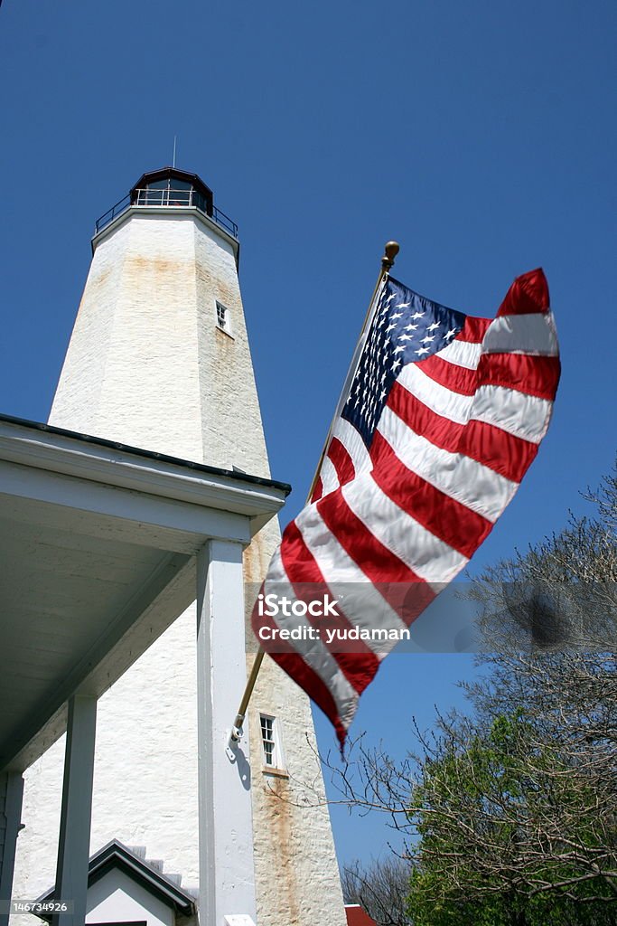 Американский флаг на маяк - Стоковые фото Атлантический океан роялти-фри