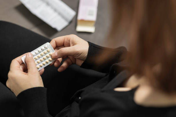 mujer que toma terapia de reemplazo hormonal - progesterona fotografías e imágenes de stock