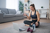 fitnesstrainer-mit-laptop-um-tutorial-zu-machen.jpg?b=1&s=170x170&k=20&c=bIHm_cU2t-DdKZo4LcnlIH7uF14R6GezppxrfnmN0yw=