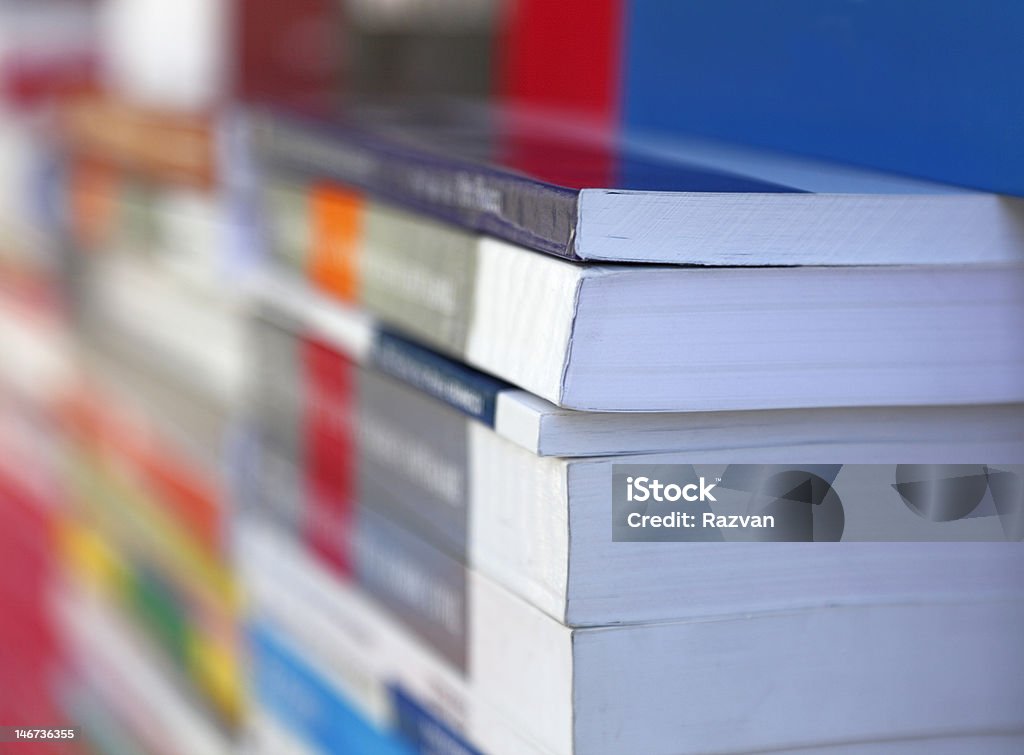 Astratto pila di libri a librerie - Foto stock royalty-free di Libro