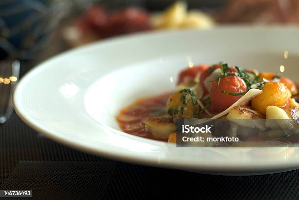 Ñoquis Con Salsa De Tomate Y Queso Parmesano Ajo Foto de stock y más banco de imágenes de Alimento - Alimento, Cena, Citas románticas