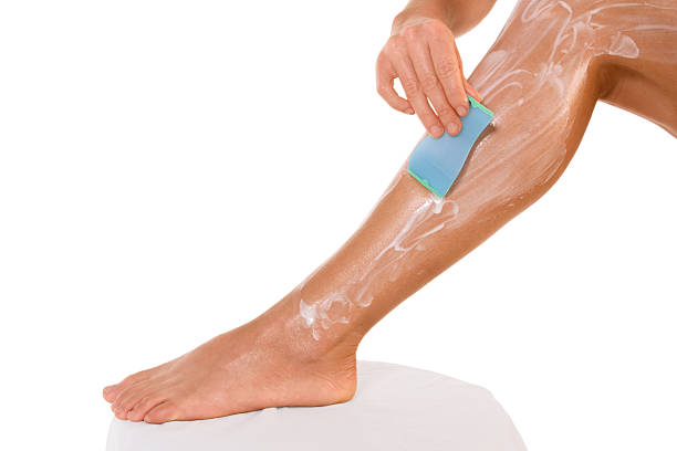 barbear-mulher remover pernas (close-up - human leg smooth human skin human foot - fotografias e filmes do acervo