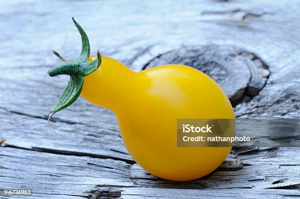 Gelbe Birnentomate Porträt Stockfoto und mehr Bilder von Gelbe Birnentomate - Gelbe Birnentomate, Einzelner Gegenstand, Fleischtomate